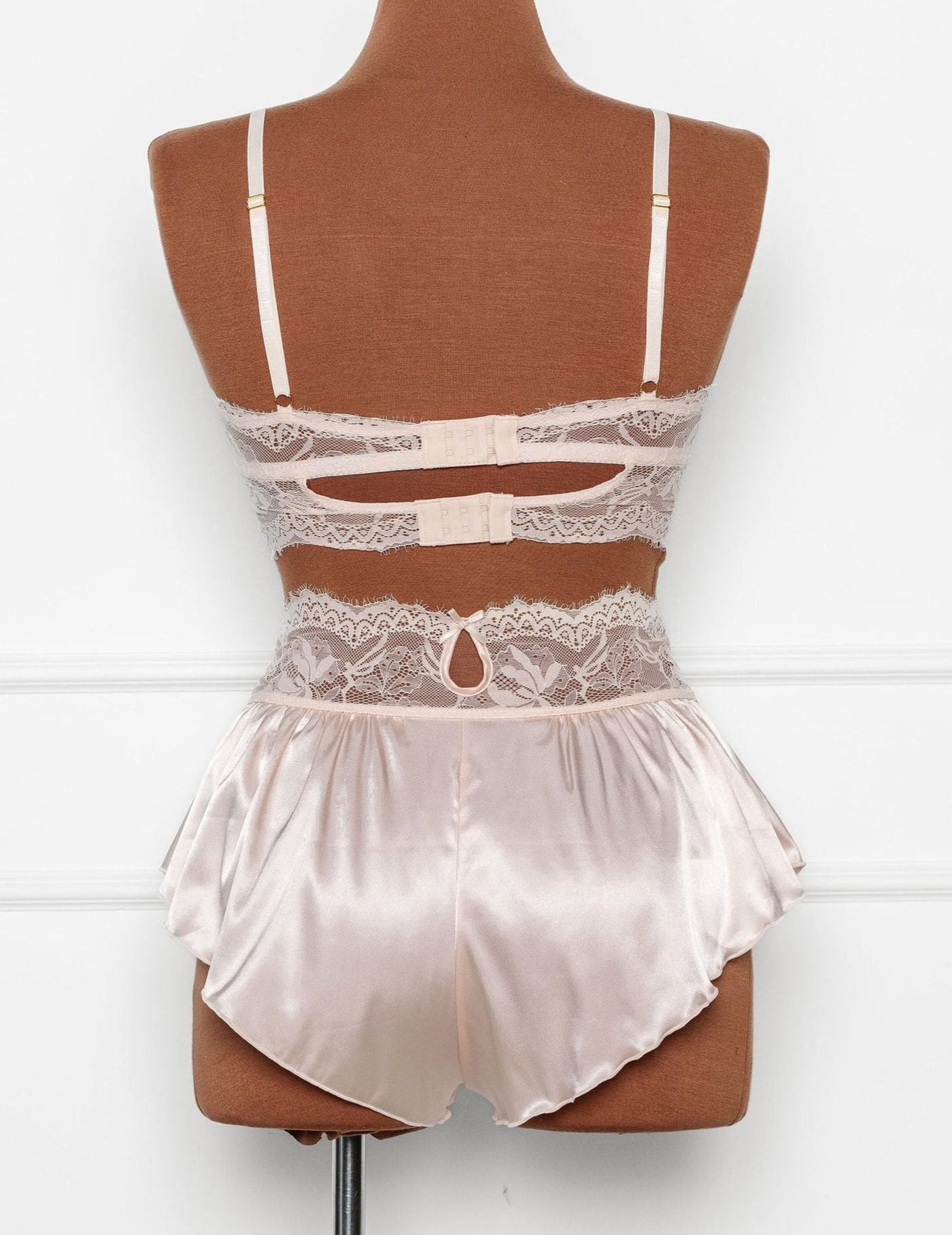  How to Choose Crotchless Lingerie for a Romantic Surprise- 
