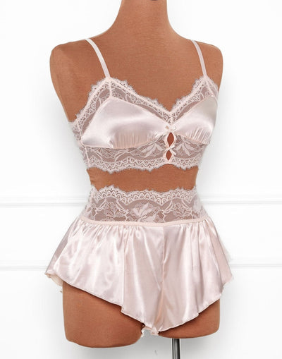  How to Choose Crotchless Lingerie for a Romantic Surprise- 
