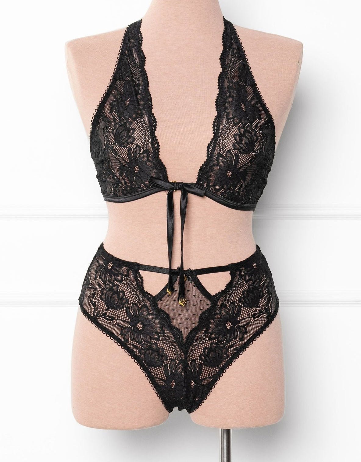 Lacy Crossover Bralette - Black - Mentionables