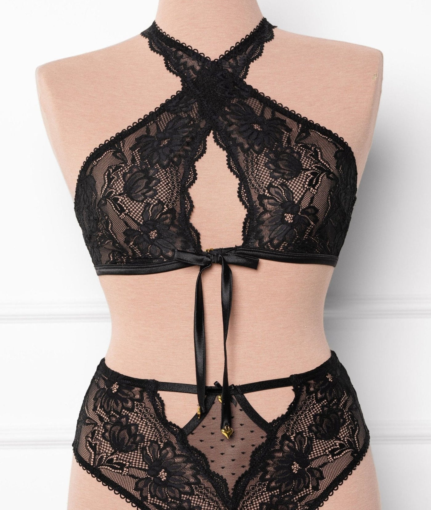 Lacy Crossover Bralette - Black - Mentionables