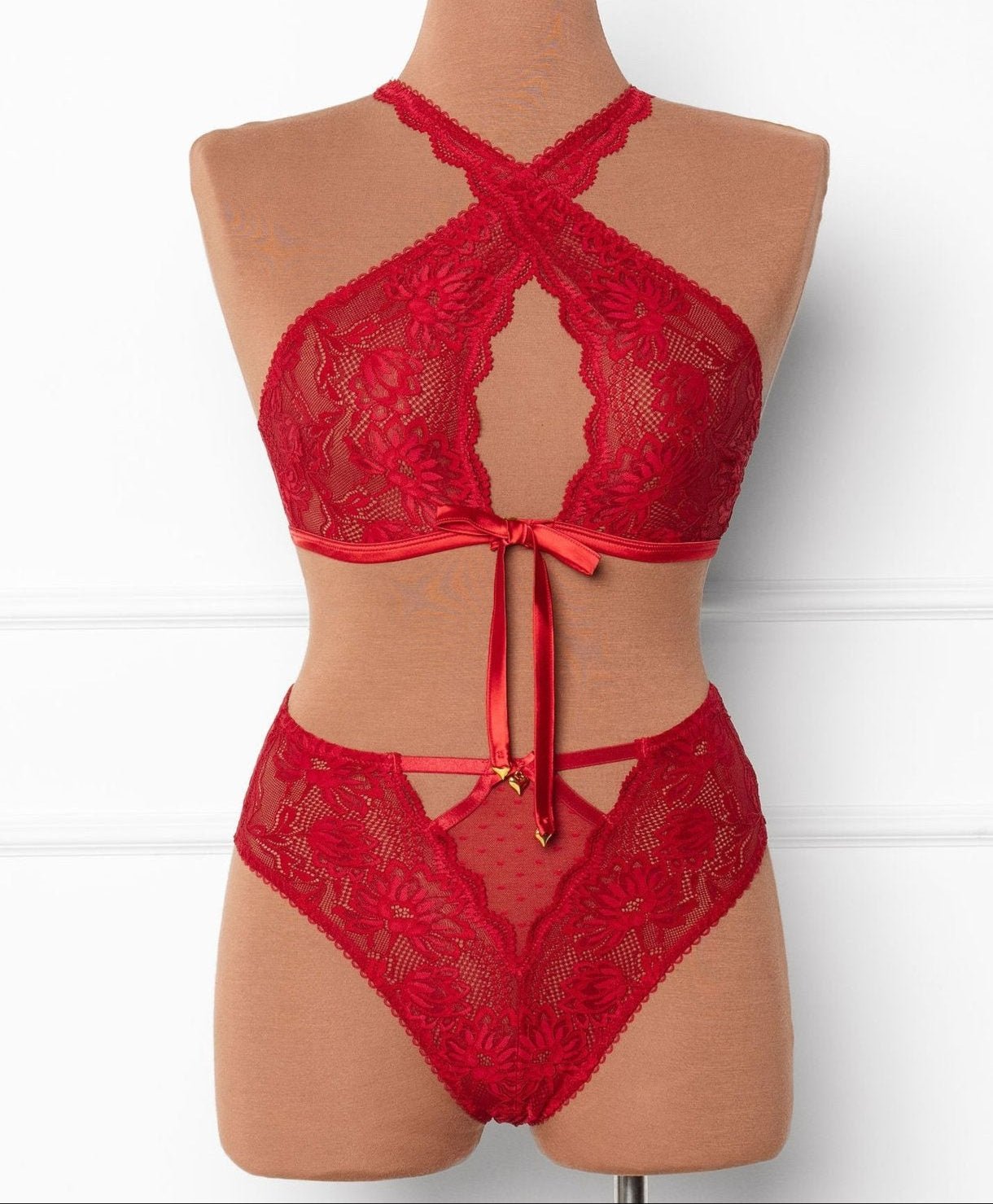 Lacy Crossover Bralette - Red - Mentionables